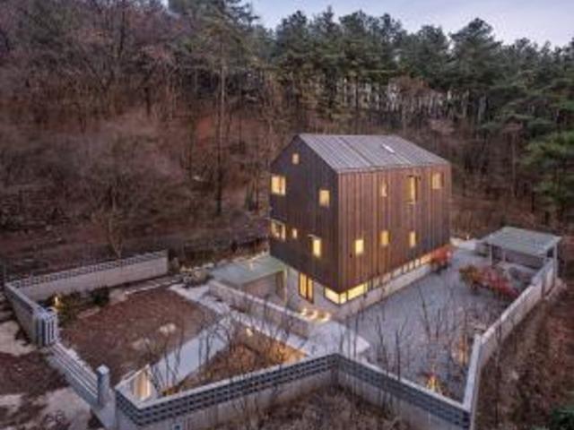 자연과 땅으로부터 유추된 3층집, 광주 추사재