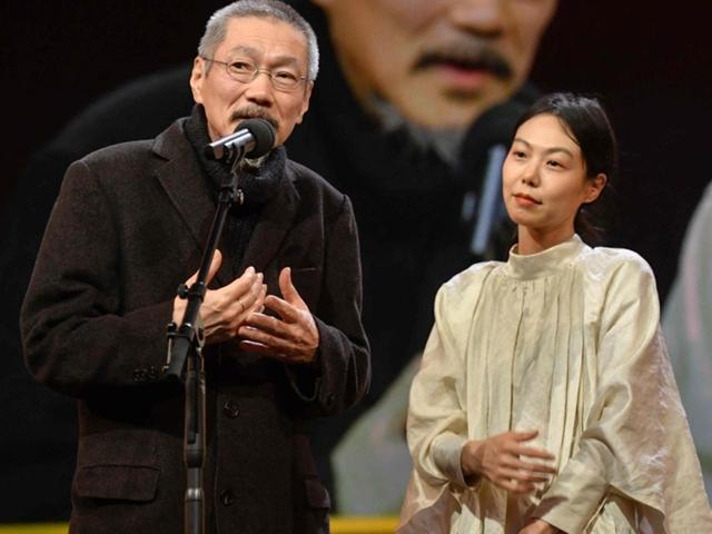 <strong>홍상수</strong>, 3년 연속 '베를린 은곰상'…김민희 무대로 불렀다(종합)