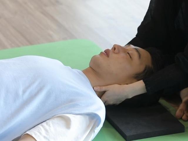 틀어진 자세 바로잡는 <strong>유아인</strong> 운동법, 알렉산더 테크닉