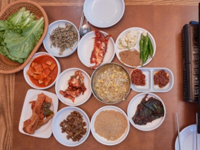 가짓수 많지 않아도 ‘개미진’ 모든 찬…이 백반의 맛과 정성, <strong>한정식</strong>에 ‘완승'