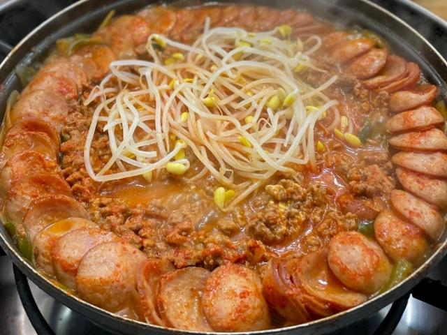 자극적인 맛이 땡긴다면! <strong>부대찌개</strong> 맛집 BEST 5