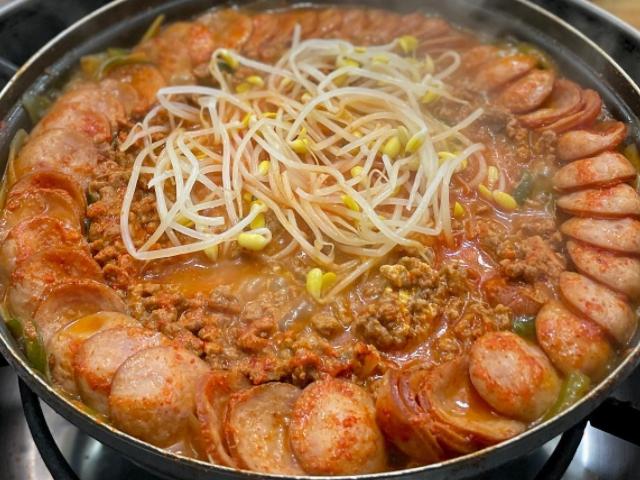 자극적인 맛이 땡긴다면! 부대<strong>찌개</strong> <strong>맛집</strong> BEST 5