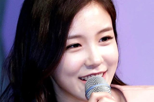 부케 받아 화제됐던 미모의 <strong>아나운서</strong> “<strong>결혼</strong>하냐?” 질문에 이렇게 답했다