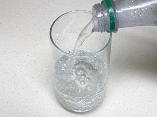 <strong>탄산수</strong>를 부으면 놀라운 일이 벌어져요!