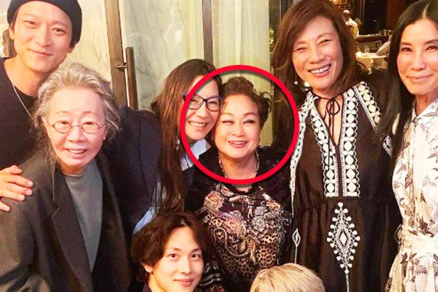 강동원·<strong>윤여정</strong>·임시완 옆에서 활짝 웃으며 사진 찍은 재벌 여성의 정체