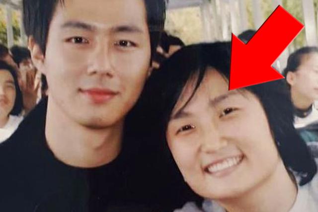 조인성이 업로드한 20년 전 사진 속 다정한 포즈의 여성, 누군지 봤더니…