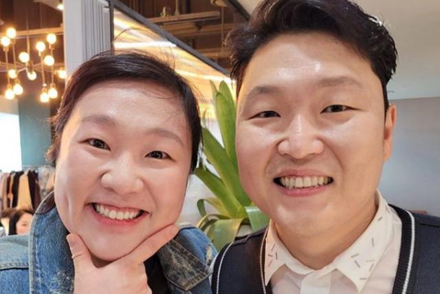 치열마저 비슷해보여… 싸이와 <strong>쌍둥이</strong> 같다는 여성의 정체는