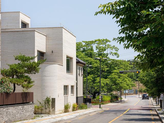 STACKED HOUSE