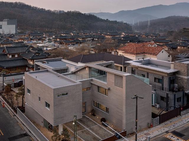 마당을 품고 북한산의 산세와 벗하는 주택