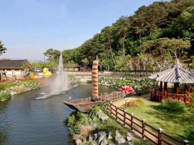 과거와 현대를 오가는 신명 나는 테마파크, 내포보부상촌