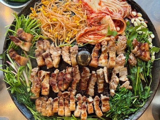 이렇게 먹으면 더 맛있지! 솥뚜껑 <strong>삼겹살</strong> <strong>맛집</strong> 추천