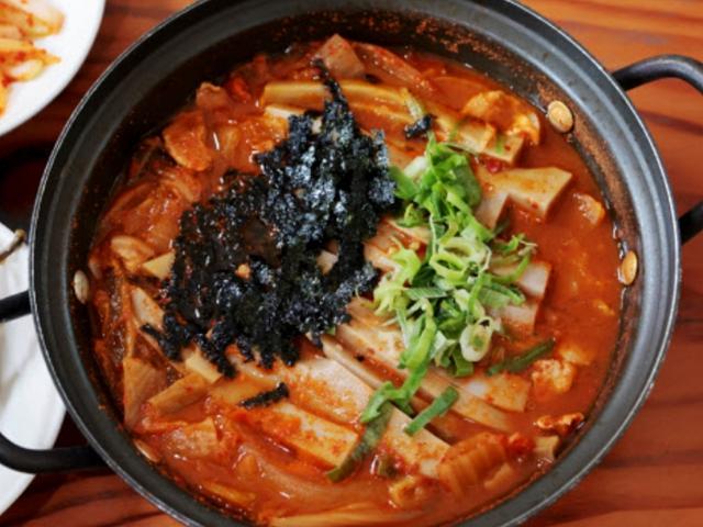 메밀묵 넣은 <strong>김치찌개</strong> ‘태평초’를 아십니까