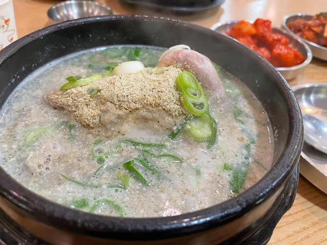 무더위에 지친 여름철 기운 넘치는 최고의 보양식, 삼계탕닭<strong>한마리</strong> 맛집