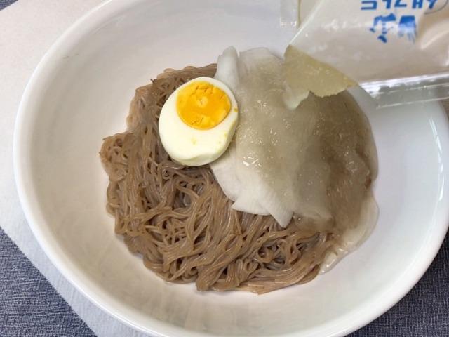 냉면에 <strong>얼음</strong> 띄워서 드시지 마세요!