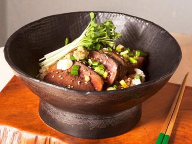 [쿠킹] '겉바속촉' 맛있게 구운 스테이크 듬뿍 올린 한 그릇