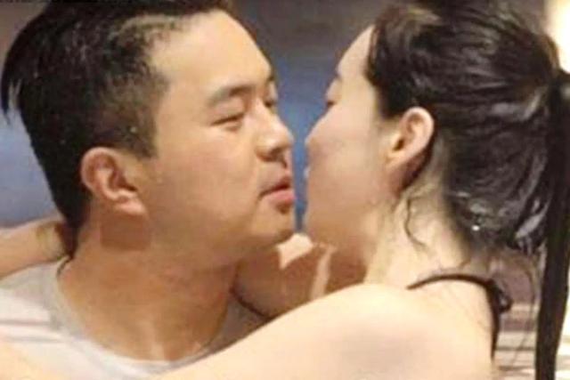 과감한 <strong>스킨십</strong> 선보이던 13살 차이 커플, 심상치 않은 정황 포착됐다