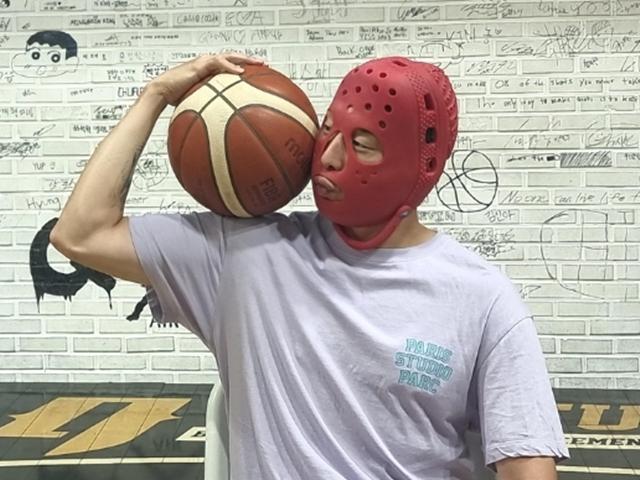 '크록스' 쓰고 프로와 1대1 6연전…"농구 본연의 즐거움 알려야"