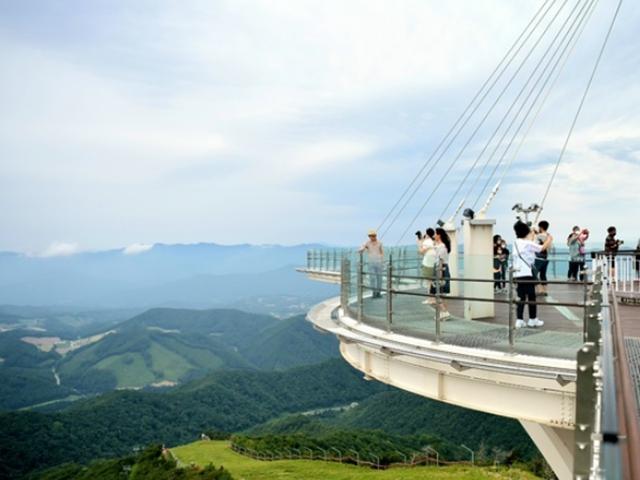 해발 고도 무려 1458m… 아찔한 <strong>발왕산</strong> 스카이워크에 즐기는 추석연휴