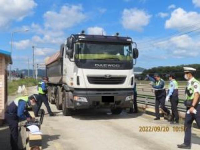 10톤이상만 <strong>단속</strong> ‘도로법’ 개정시급, 도로공사채증 과적자료거부 '경찰청 과적방치'