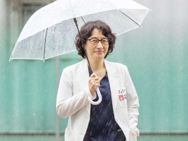 흙탕물 밥 먹는 노숙인 보고, 그는 가난한 환자들의 ‘우산’이 됐다