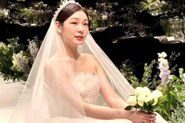 역대급 결혼식 치른 김연아가 선보인 <strong>웨딩</strong>드레스의 놀라운 가격 수준