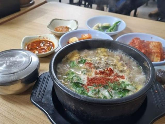 팔팔 끓는 인심에 소주 한병…30년 <strong>공덕</strong> 순댓국 맛집 호남식당