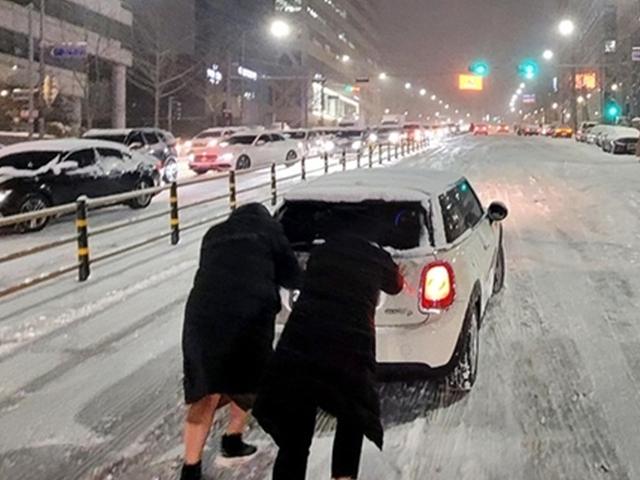 “눈 내리면 몰매. 후륜구동車 욕하지 마라”…설설에 쩔쩔, 운전자 탓?