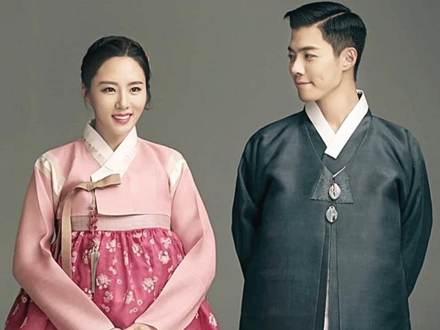 "오빠 내가 지켜줄게" 정글에서 <strong>바퀴벌레</strong> 잡아주던 아내 등근육 보고 결혼했다는 금수저 가수