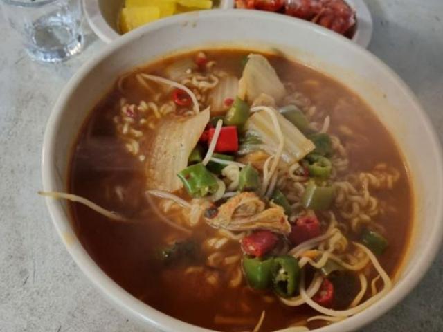 계속 당기는 '눈물 쏙' 매운맛…50년 전통 신촌 훼드라 <strong>라면</strong>
