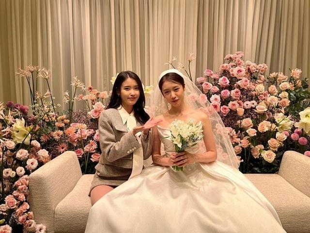 황재균♥지연 부부에게 12년 지기 <strong>아이유</strong>가 보낸 의미심장한 결혼선물 정체