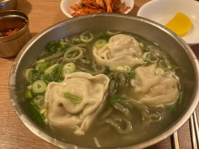 진한 사골 속 왕만두·<strong>칼국수</strong>까지 '을지<strong>칼국수</strong>'