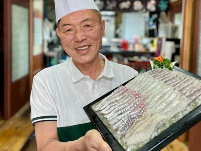 수리남서 물고기 잡던 선장님 "육해공 군인들 입맛 잡았죠"