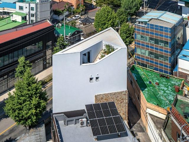 도시와 자연 사이에서 만난 독특한 삼각 <strong>돌집</strong>