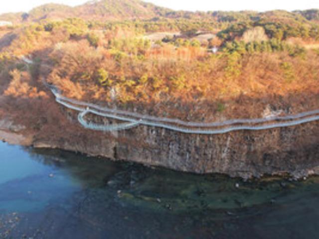 절대 아래를 보지 마세요! 절벽에 매달린 오싹한 길