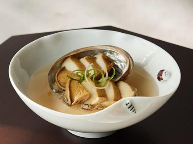 명절엔 기름진 속을 내리는 담백한 전복국 한 그릇