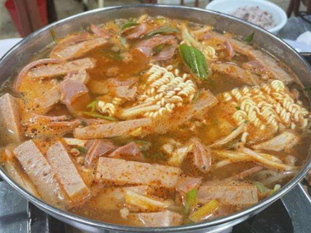 알싸한 첫맛 뭉근한 뒷맛 인생닮은 마늘 부대<strong>찌개</strong>…여의도 희정식당 가보니