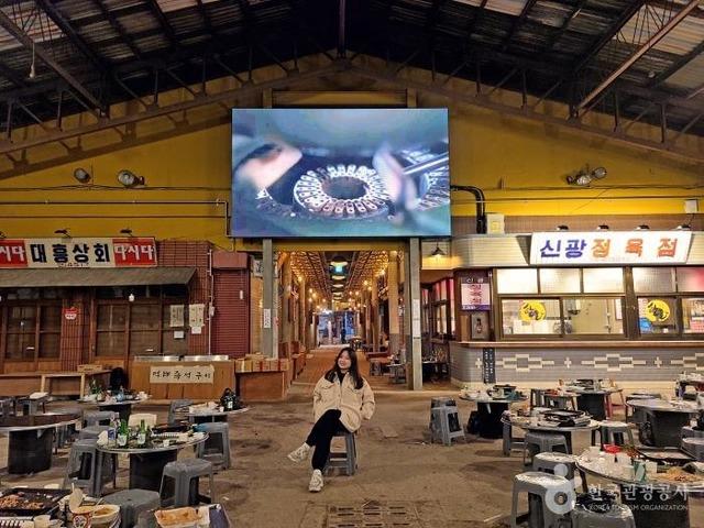 전통시장도 뜰 수 있는거쥬? <strong>예산</strong>시장이 보여준 뉴트로의 맛