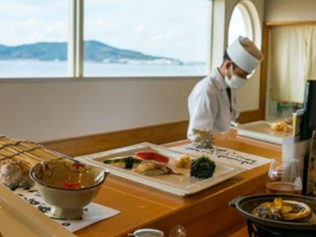 밥상 앞 파도 넘실, 주전자 빠진 우동…후쿠오카 '사진발 맛집'