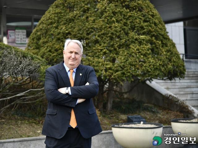 `한국에 조건 없는 사랑` 인요한 연세대 세브란스병원 교수