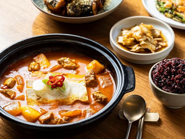 진득한 국물에 그득한 건더기… 밥 한 공기, 술 한 병이 ‘순삭’