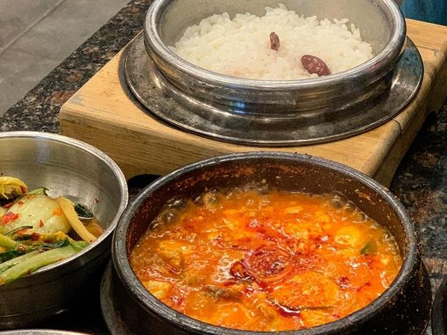 찰진 <strong>솥밥</strong>에 얼큰한 순두부찌개 '정원순두부'