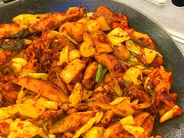 둘러앉아 볶아먹는 재미, 서울 <strong>철판</strong>닭갈비 맛집 5곳