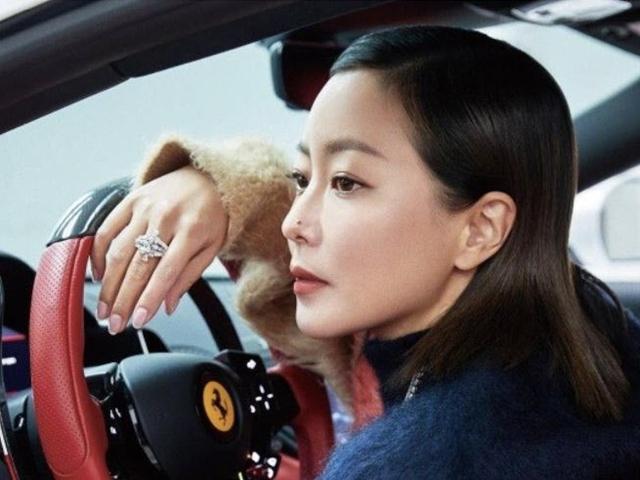 '품위 있는 그녀' 김희선의 화보 속 그 車는?[누구차]