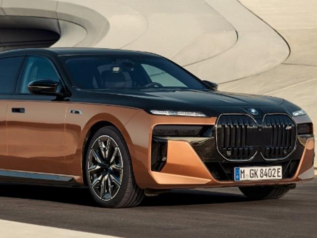 <strong>고성능</strong> 전기<strong>차</strong> 한판 대결! 제대로 붙은 BMW i7 M70과 AMG EQS