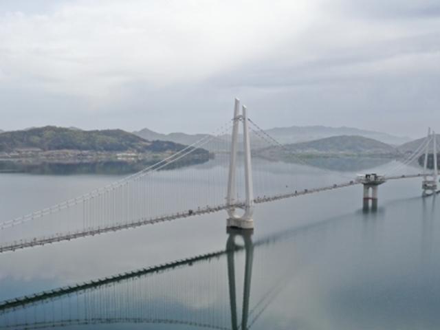 ‘<strong>출렁다리</strong>’보다 높게 치솟는 물줄기… 논산의 달밤을 적시다