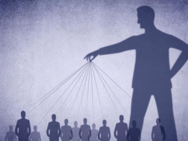 은근히 남 조종하는 <strong>사람들</strong>의 소름끼치는 특징 4
