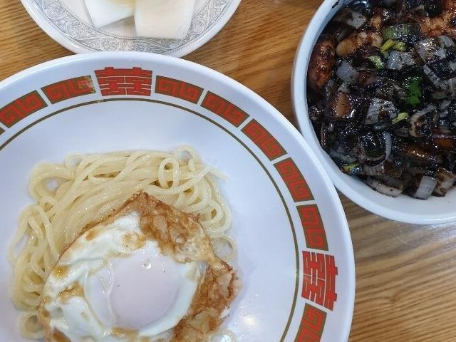 밥이면서 곧 안주…안주계의 거성 ‘간짜장’