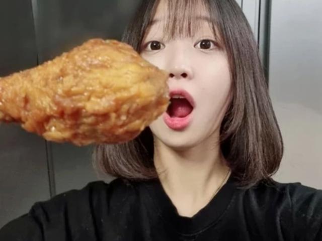 "밥 먹을 돈이 부족해서.." '830만 <strong>먹방</strong> <strong>유튜버</strong>' 쯔양, 충격적인 한 달 식비와 수입 공개했다