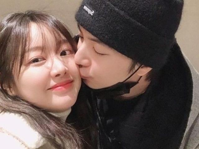 천둥♥미미 “4년째 열애중”…셀프 열애 고백 동시에 뽀뽀 사진 공개