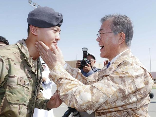 “대통령님, 볼따구 한 번 만져 주십쇼!”